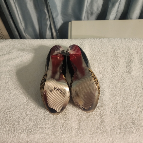 Steve Madden pumps with  black and leopard and red heel - Picture 6 of 7